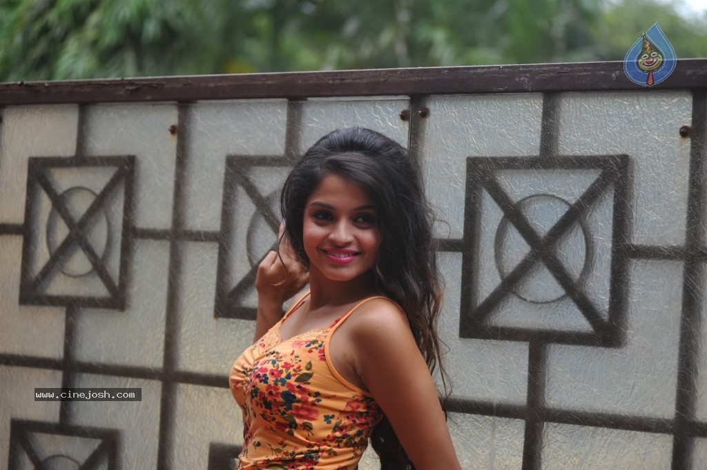 Sheena Shahabadi Latest Stills - 21 / 68 photos