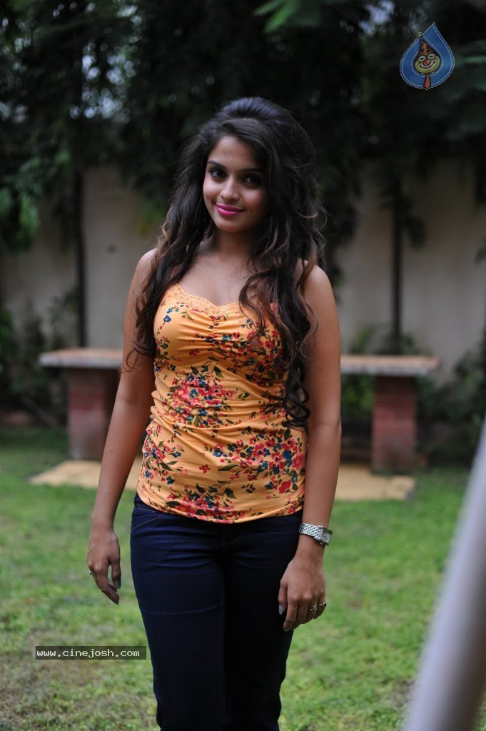 Sheena Shahabadi Latest Stills - 24 / 68 photos