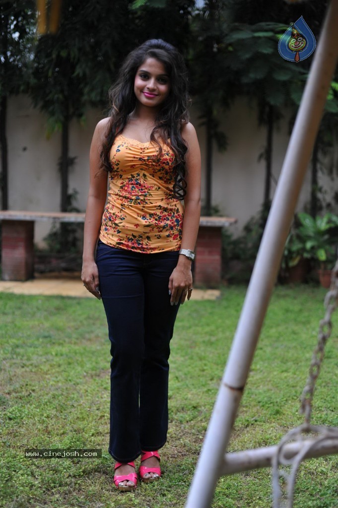 Sheena Shahabadi Latest Stills - 28 / 68 photos