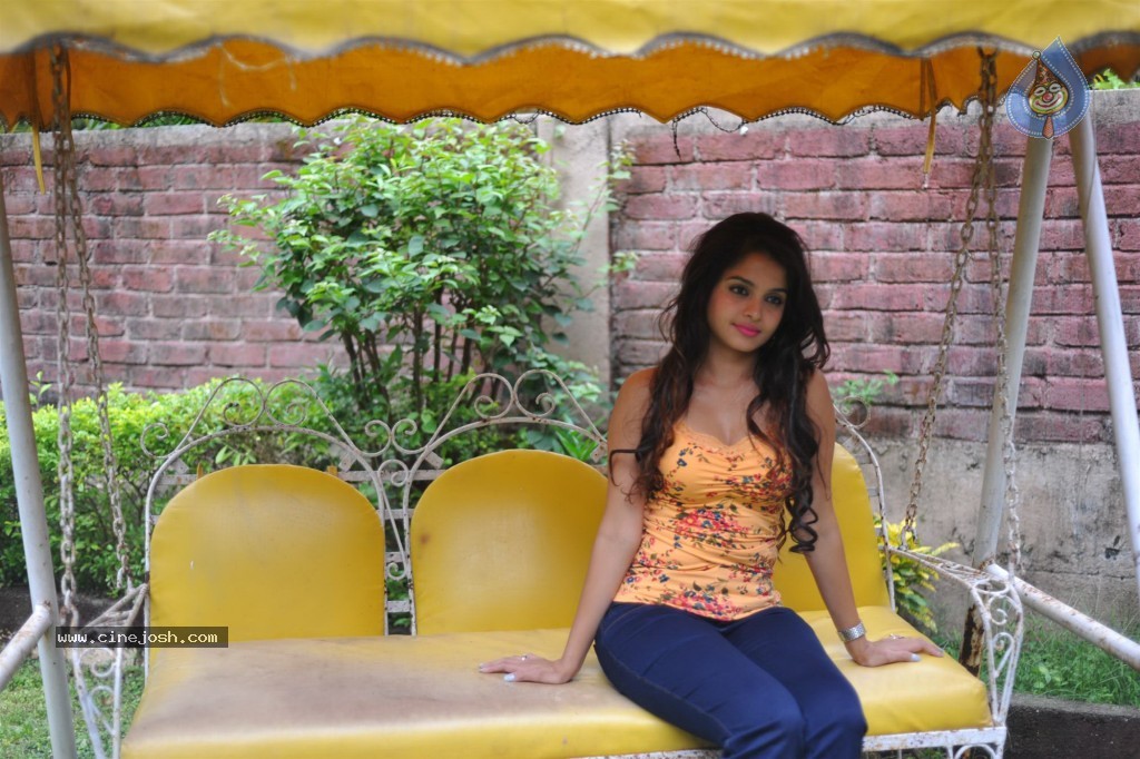 Sheena Shahabadi Latest Stills - 36 / 68 photos