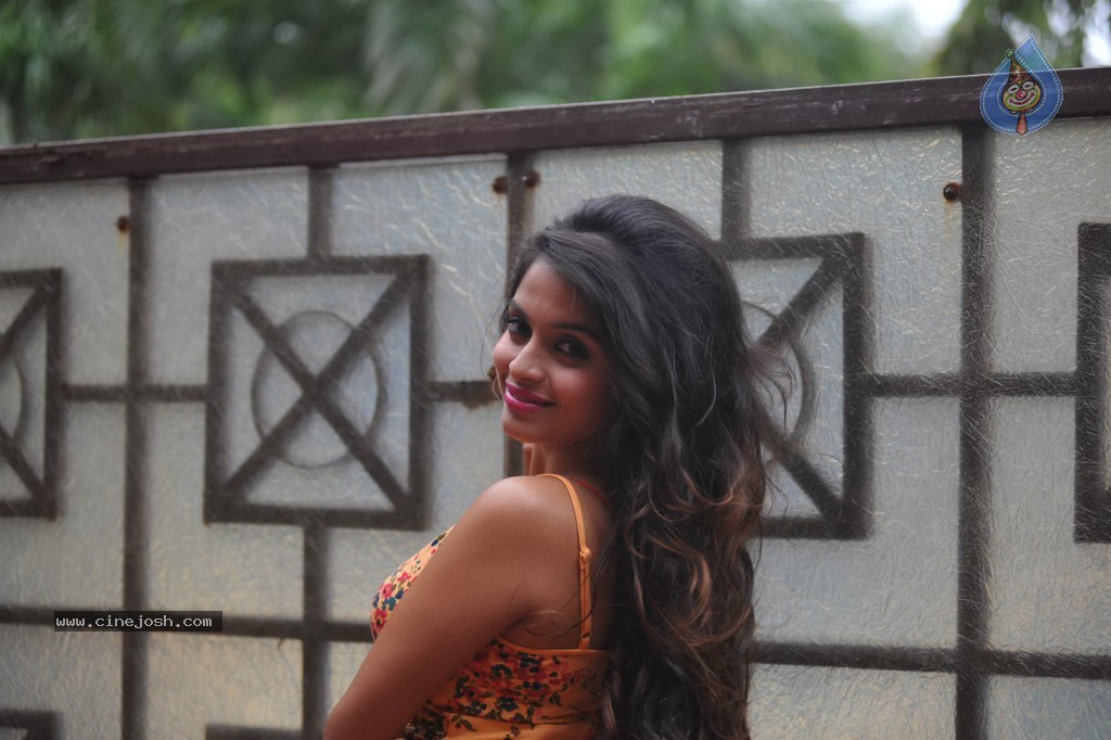 Sheena Shahabadi Latest Stills - 43 / 68 photos