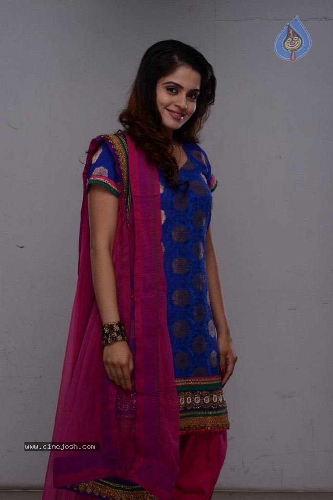 Sheena Stills - 5 / 74 photos