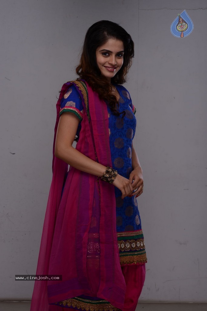 Sheena Stills - 15 / 74 photos