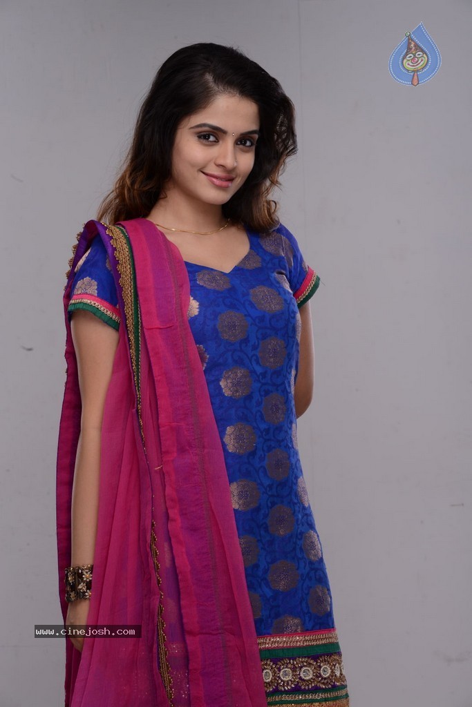 Sheena Stills - 42 / 74 photos