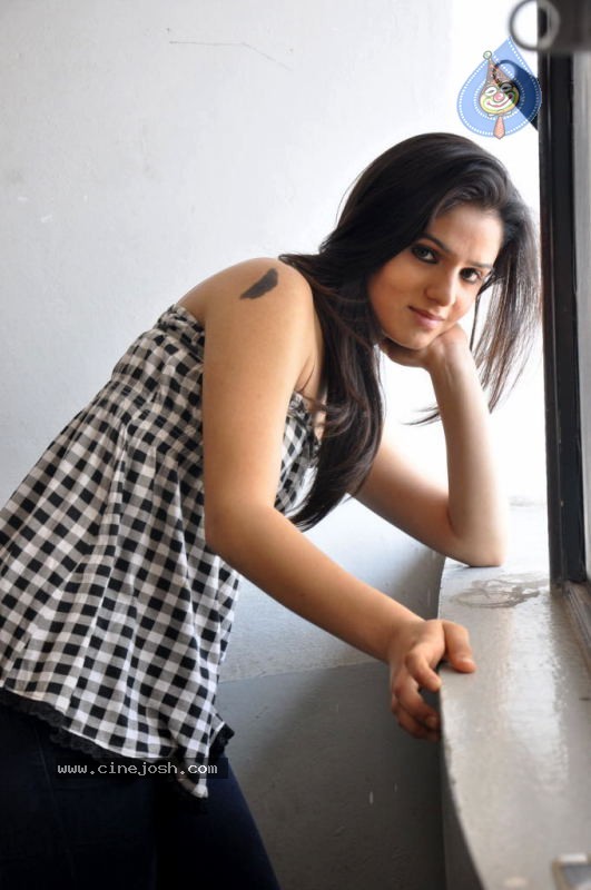 Shefali Sharma New Stills - 27 / 39 photos