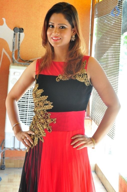 Shilpa Chakravarthy Latest Pics - 22 / 39 photos