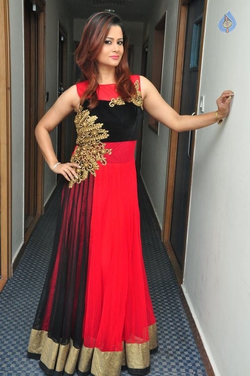 Shilpa Chakravarthy Latest Pics - 39 / 39 photos