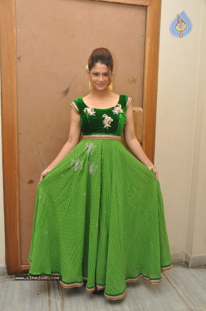 Shilpa Chakravarthy New Pics - 23 / 32 photos