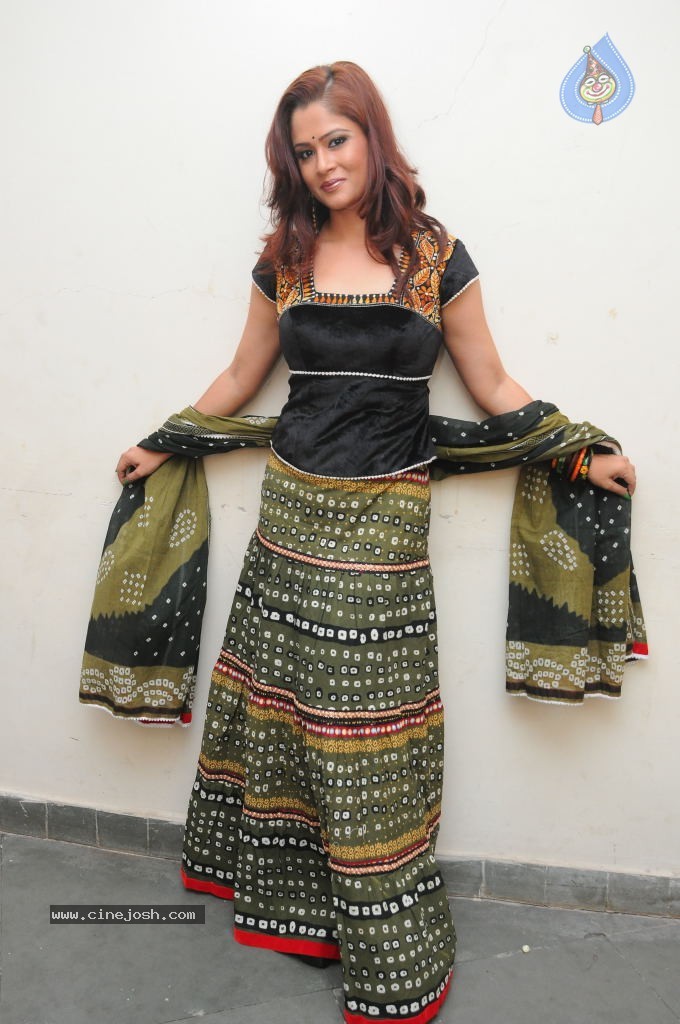 Shilpa Chakravarthy New Pics - 19 / 37 photos