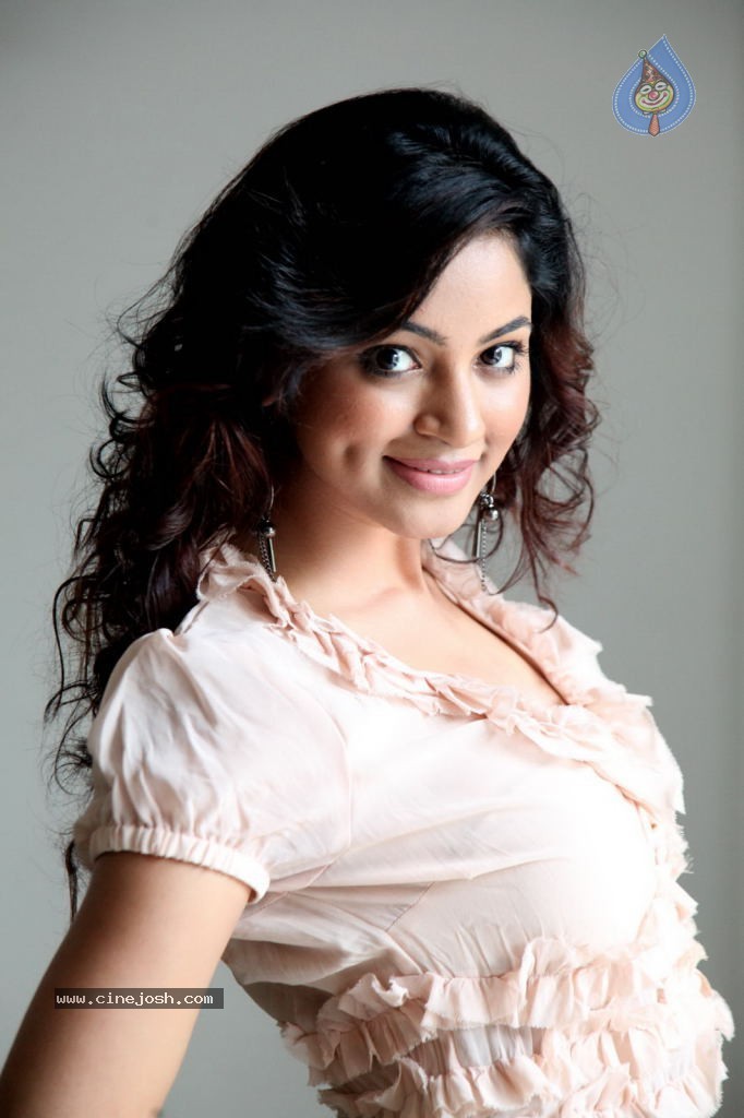 Shilpi Sharma Hot Stills - 84 / 123 photos