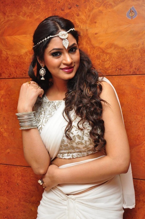 Shilpi Sharma Latest Pics - 40 / 42 photos