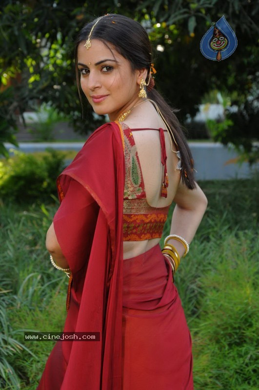 Shraddha Arya Stills - Kothimooka - 5 / 13 photos