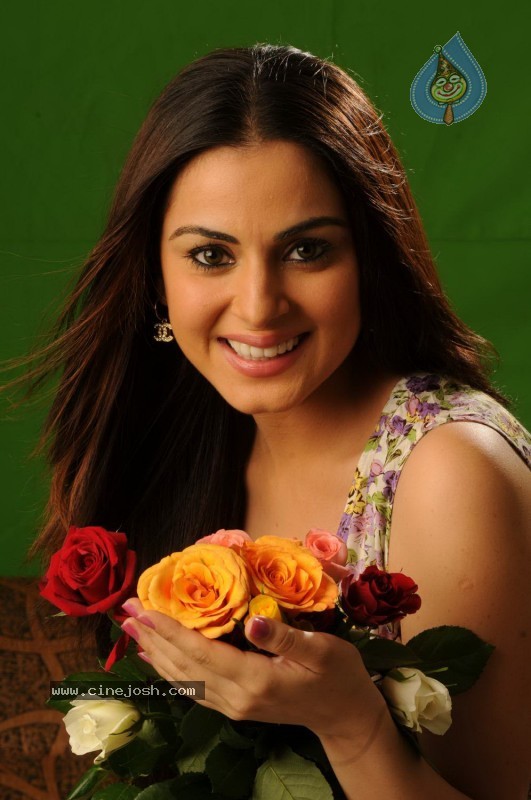 Shraddha Arya Stills - Kothimooka - 8 / 13 photos