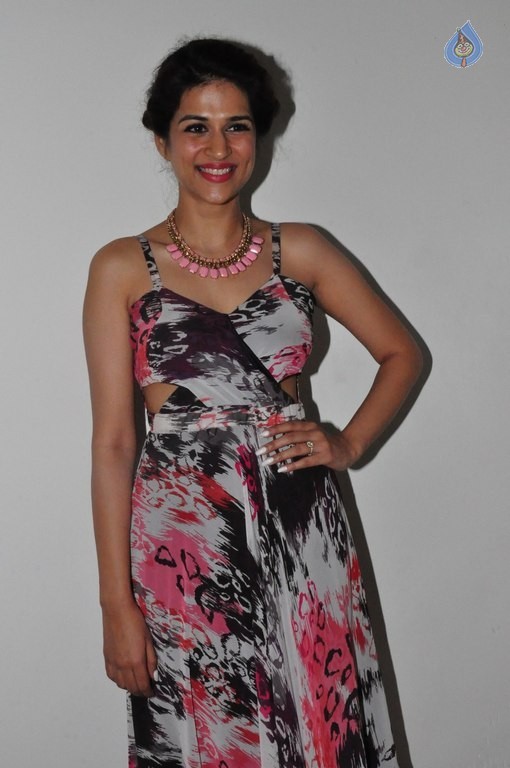 Shraddha Das New Pics - 23 / 38 photos