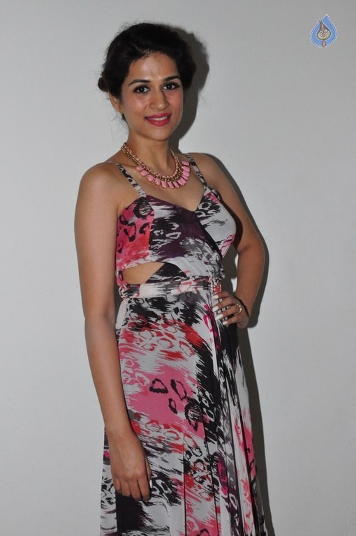 Shraddha Das New Pics - 27 / 38 photos