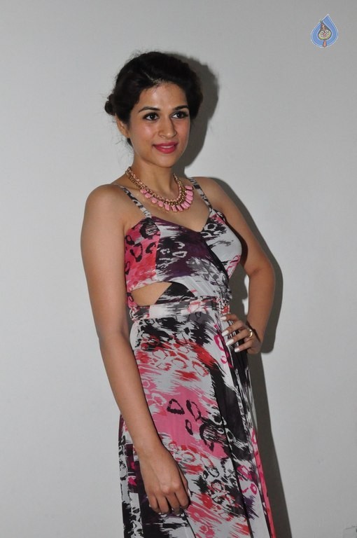 Shraddha Das New Pics - 36 / 38 photos