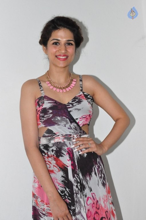 Shraddha Das New Pics - 37 / 38 photos