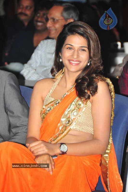 Shraddha Das Photo Gallery - 14 / 39 photos