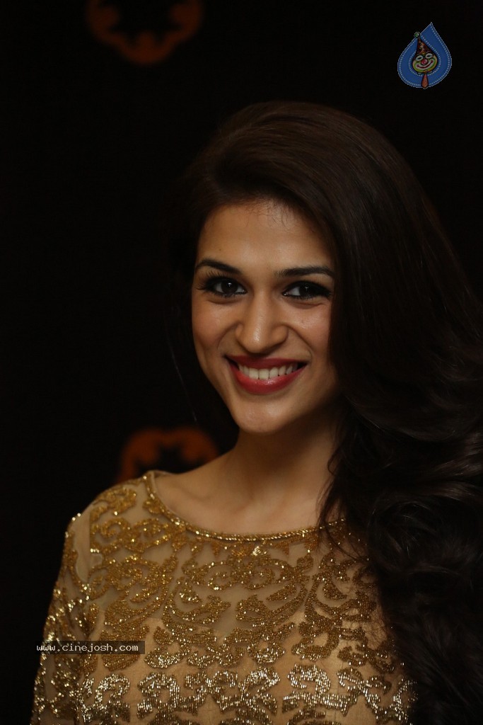 Shraddha Das Pics - 102 / 115 photos
