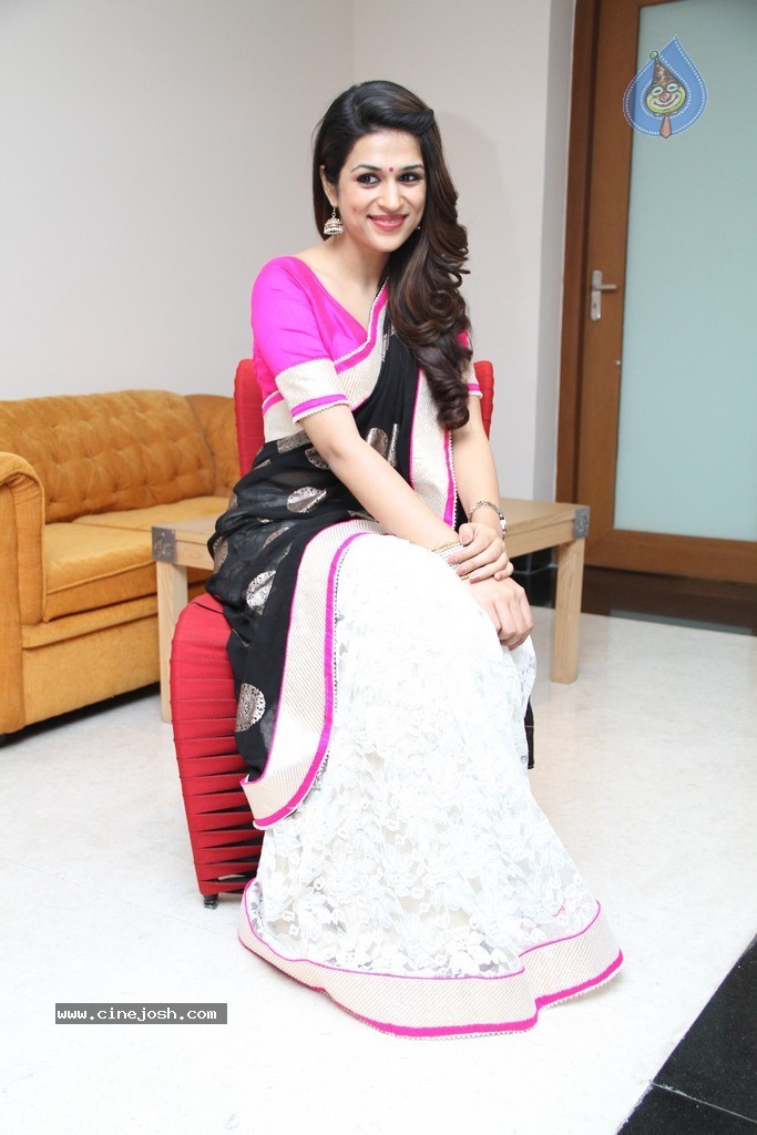 Shraddha Das Stills - 45 / 67 photos