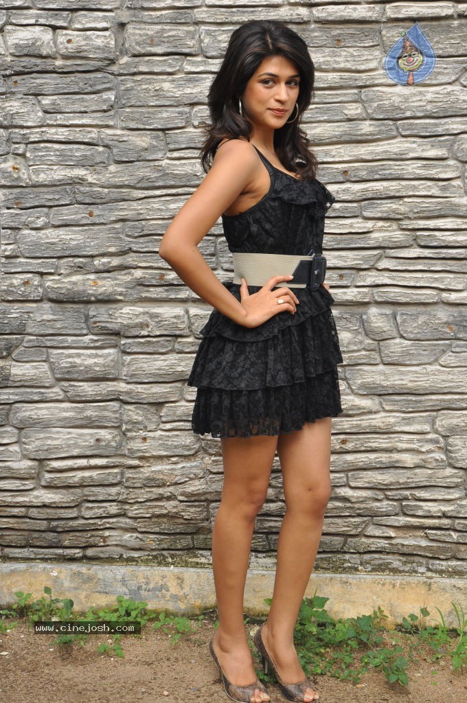 Shraddha Das Stills Gallery - 24 / 46 photos