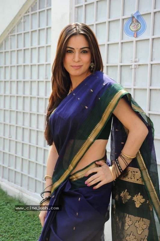 Shradha Arya  Gallery - 30 / 86 photos