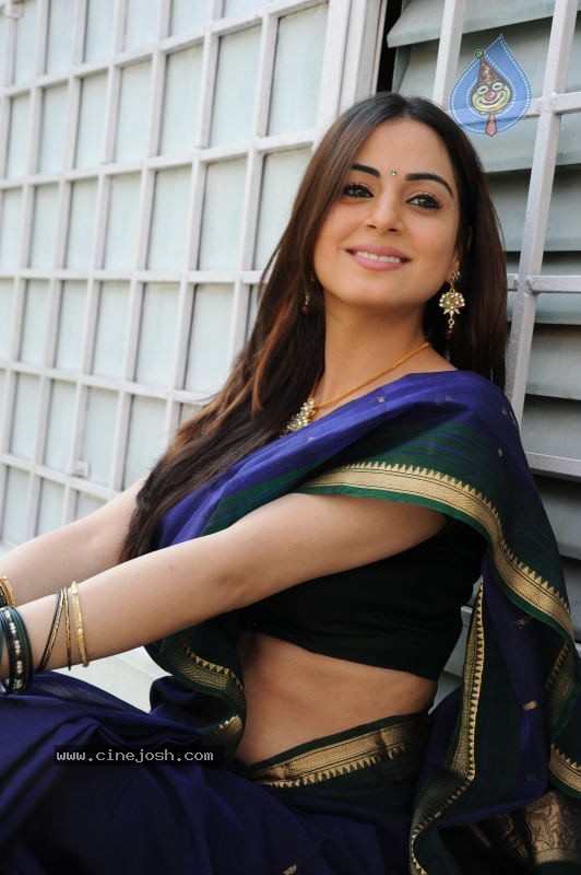 Shradha Arya  Gallery - 38 / 86 photos