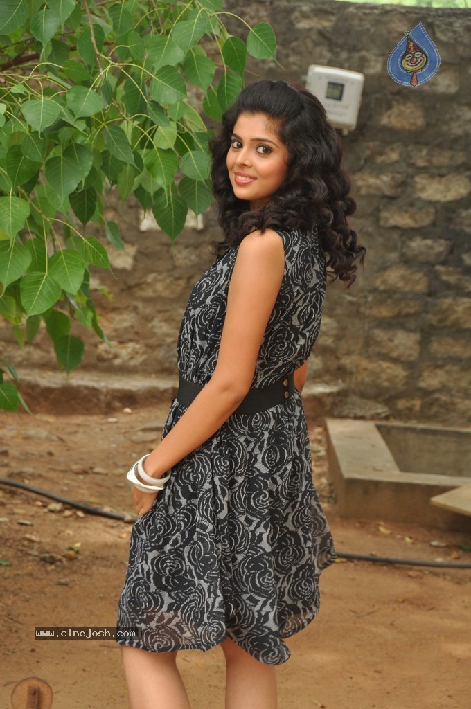 Shravya New Pics - 28 / 98 photos