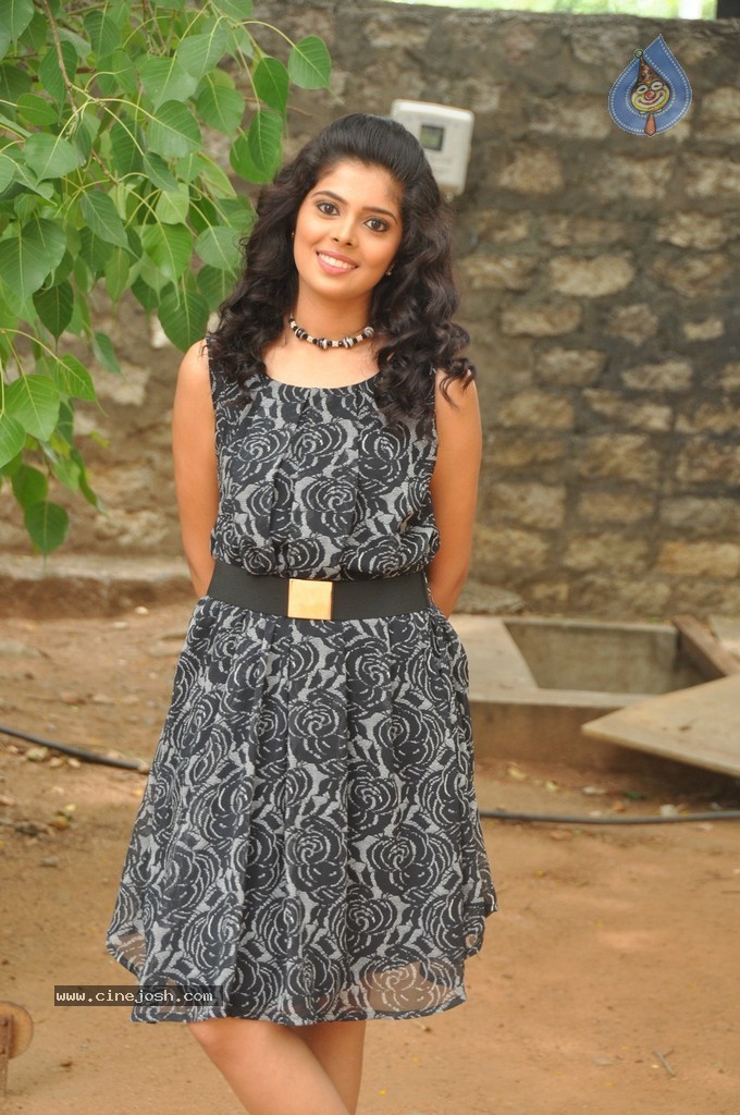 Shravya New Pics - 77 / 98 photos