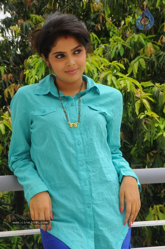 Shravya New Stills - 22 / 26 photos