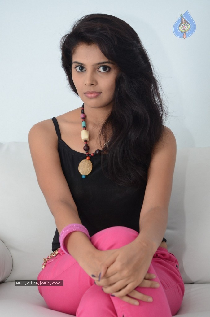 Shravya New Stills - 33 / 142 photos