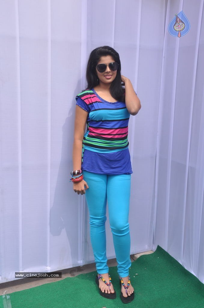 Shravya Stills - 52 / 77 photos