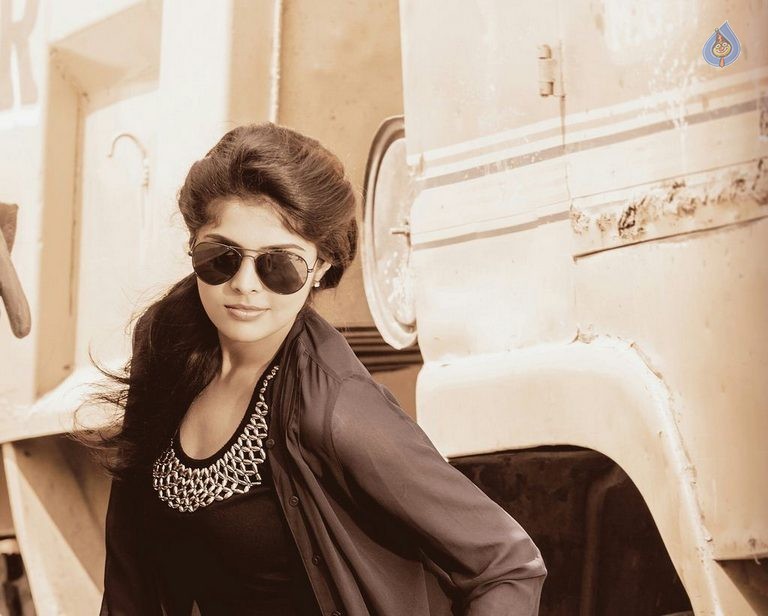 Shravyah New Pictures - 7 / 9 photos