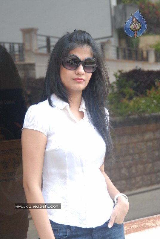 Shreya Dhanwanthary New Gallery - 10 / 62 photos