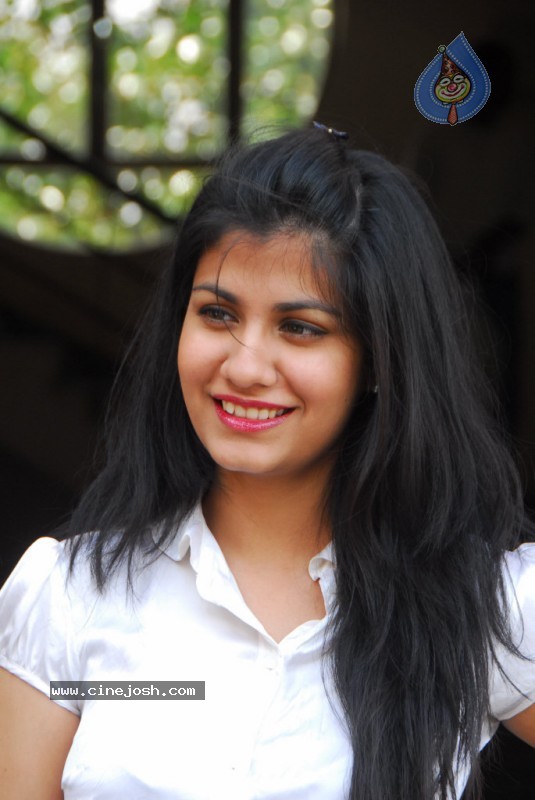 Shreya Dhanwanthary New Gallery - 38 / 62 photos