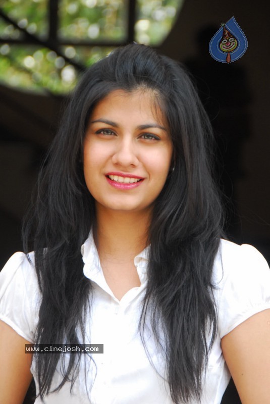 Shreya Dhanwanthary New Gallery - 45 / 62 photos