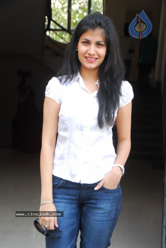 Shreya Dhanwanthary New Gallery - 57 / 62 photos