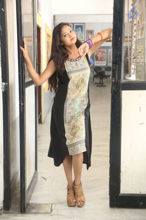 Shreya Vyas Gallery - 28 / 37 photos