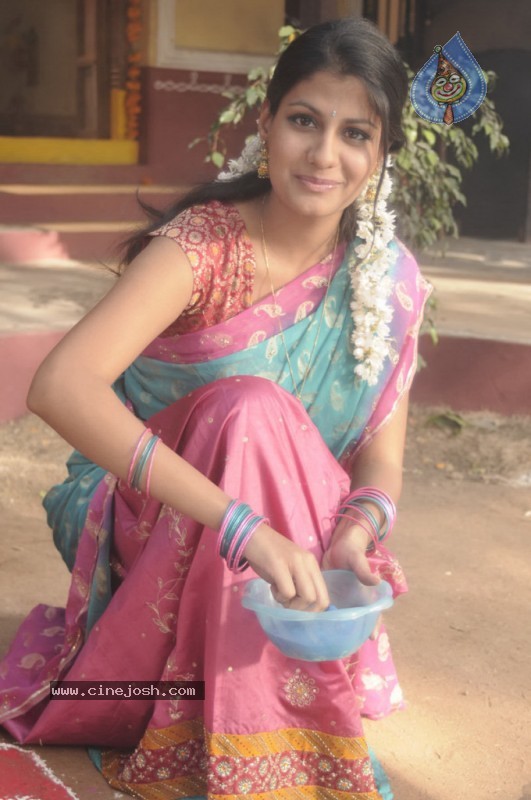 Shriya Dhanvanthri Gallery - 11 / 50 photos