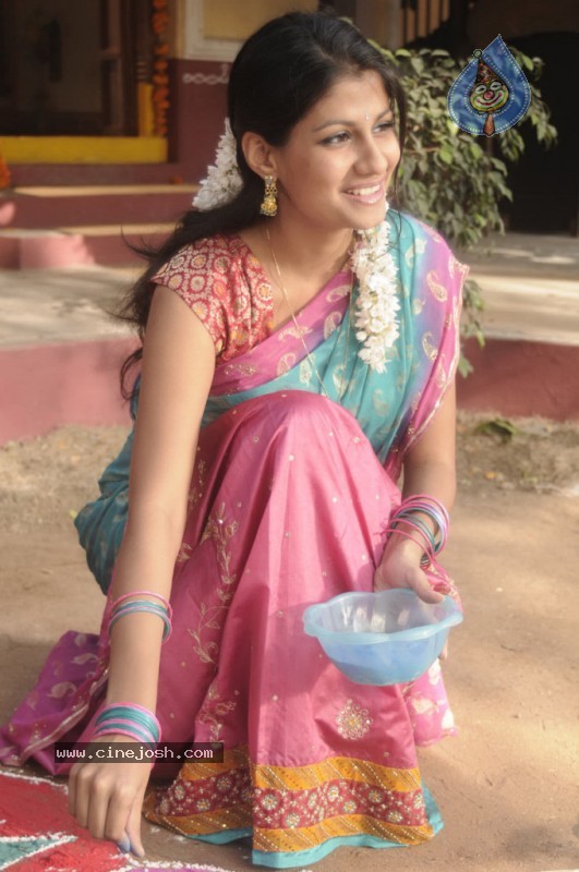 Shriya Dhanvanthri Gallery - 26 / 50 photos