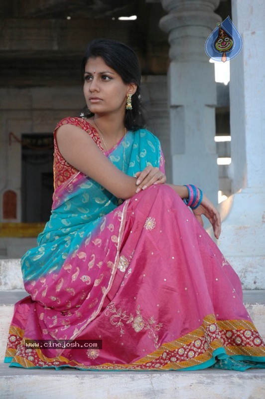 Shriya Dhanvanthri Gallery - 34 / 50 photos