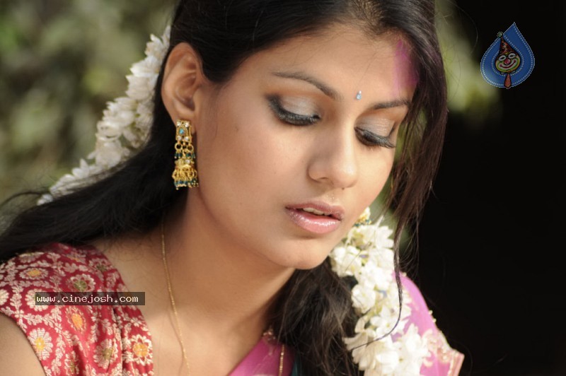 Shriya Dhanvanthri Gallery - 42 / 50 photos