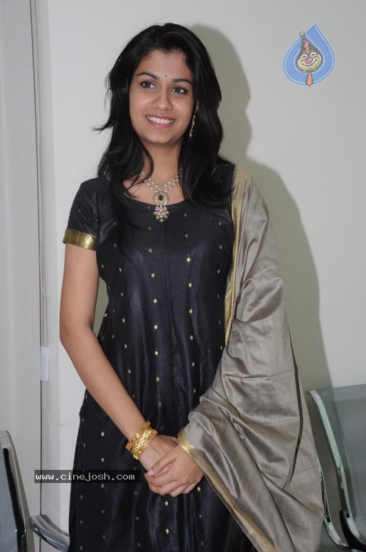 Shriya Dhanvanthri Stills - 14 / 23 photos