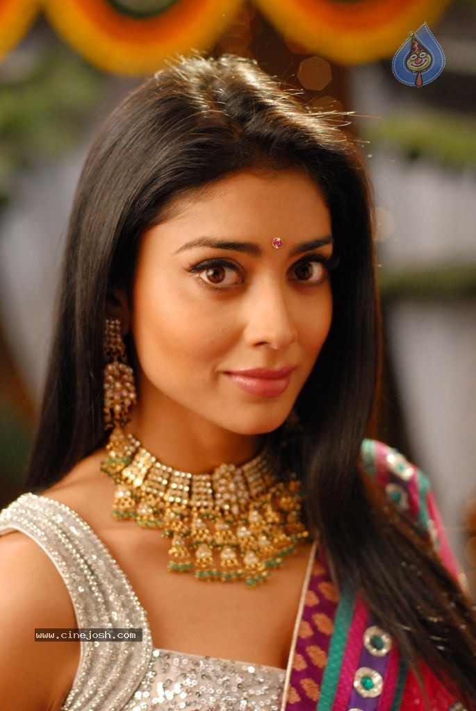 Shriya Hot Gallery - 28 / 75 photos
