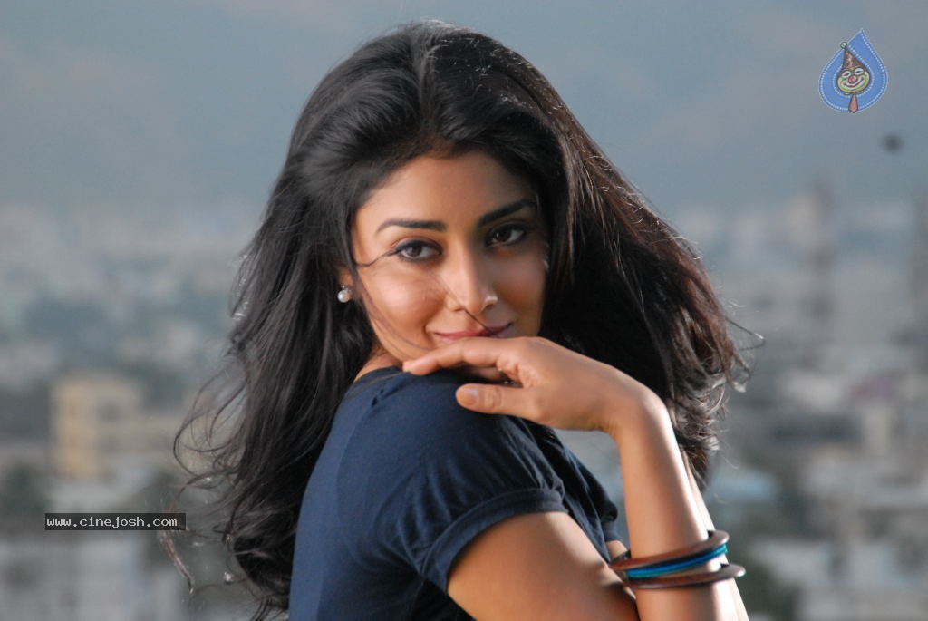Shriya Hot Gallery - 30 / 75 photos