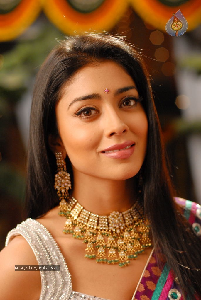 Shriya Hot Gallery - 63 / 75 photos