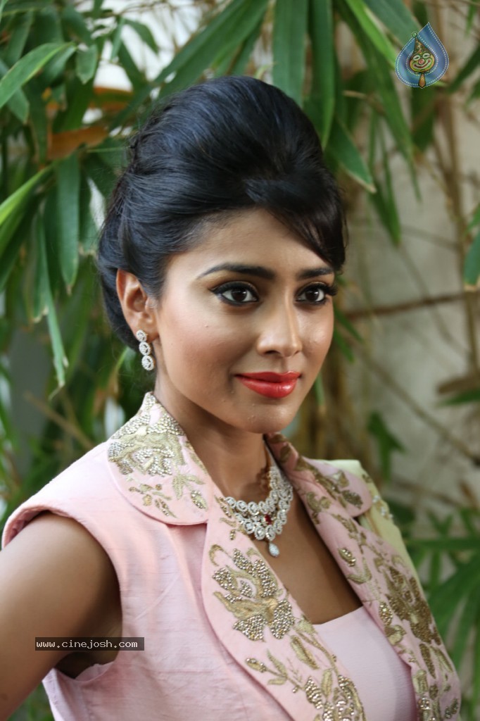 Shriya Latest Stills - 10 / 58 photos