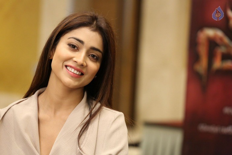 Shriya New Pics - 39 / 42 photos