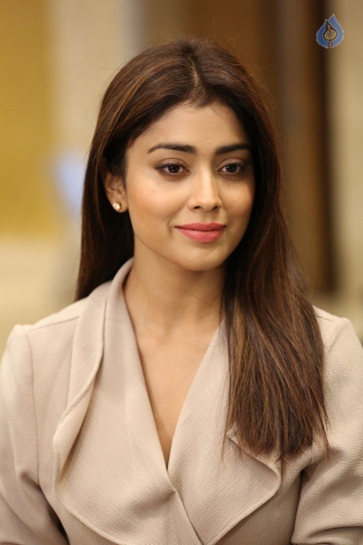 Shriya New Pics - 40 / 42 photos