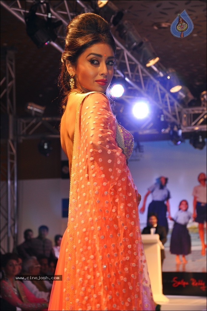 Shriya Ramp Walk Stills - 4 / 46 photos
